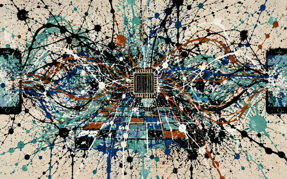 Due telefoni connessi a un chip da tracciati colorati e schizzi di vernice